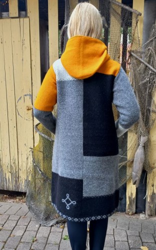 T-640 BB1 Long woolen coat with a hoodie